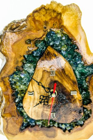 Работа Дизайнерский часы настольные из дерева и стекла 24 см,