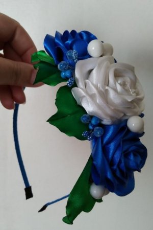 Робота Сині троянди з атласних стрічок на обідку