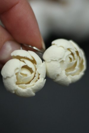 Работа Бежевые серьги пионы ручной работы