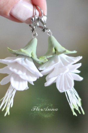 Работа Белые серьги цветы фуксии из полимемерной глины
