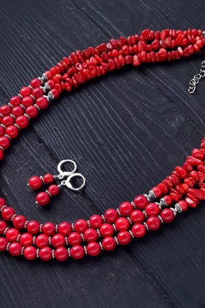 Робота Комплект з натуральних коралів намисто і сережки №451