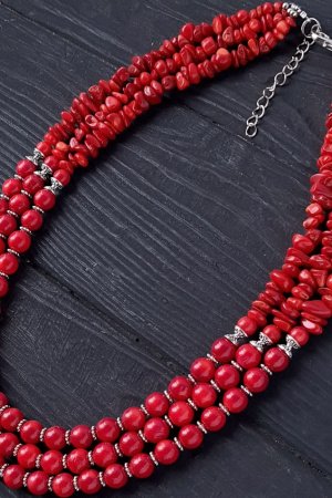 Работа Трехрядные бусы из натуральных кораллов № 605