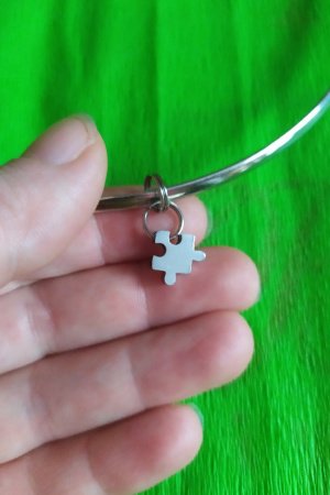 Работа Детское колье на металлической основе.