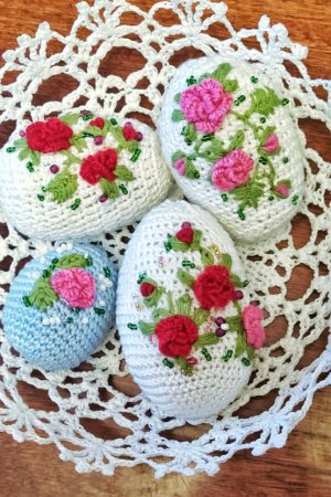 Робота Великодній декор - писанки в ажурному кошичку