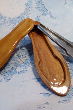 Работа Резной футляр из дерева для варгана в форме дамской туфельки