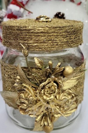 Работа Задекорована золота баночка