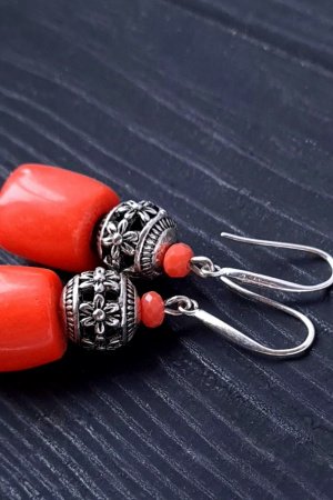 Робота Сережки з натуральними коралами кольору лосось