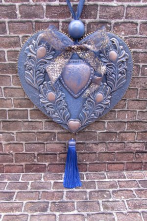 Работа Декоративное деревянное сердце-подвеска.