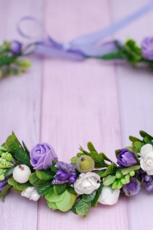 Работа Венок веночек с цветами бело-фиолетово-салатовый