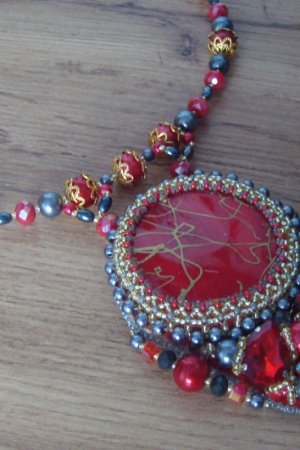 Работа Колье-чокер с кулоном из перламутра