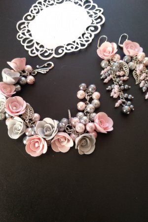 Робота Браслет і сережки зі сріблясто-рожевими квітами та перлами