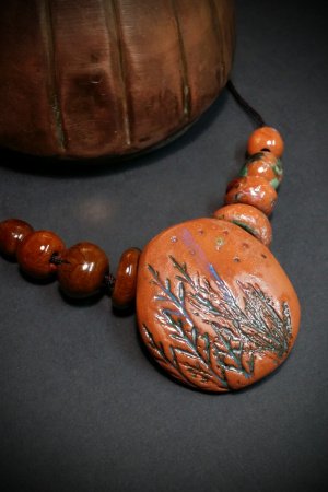 Робота Червоно-мідне намисто з кулоном