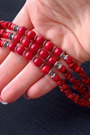 Робота Браслет з натуральних червоних коралів трьохрядний