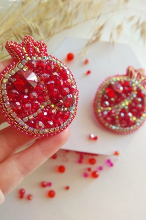 Работа Брошь Гранат