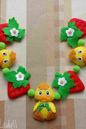 Робота Гірлянда з фетру 'Каченята з полуницею'
