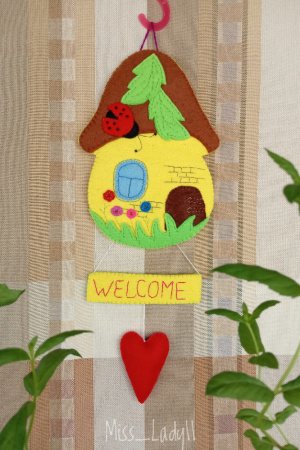 Работа Подвеска из фетра ′Лесной домик′.