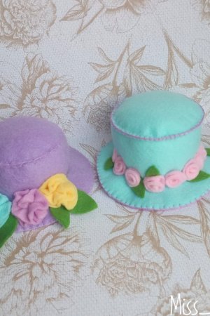 Работа Игольница из фетра ′Цветочная шляпка′