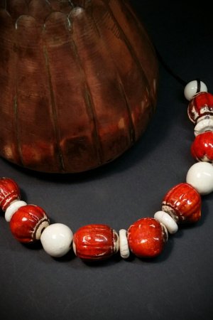Работа Красное белое ожерелье Огоньки из керамики ручной работы