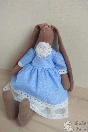 Робота Мила зайка у романтичній сукні