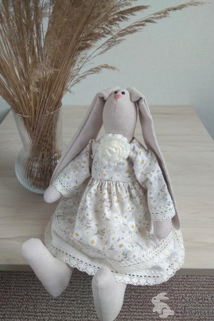 Работа Красивая зайка в романтическом платье