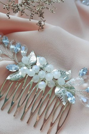 Работа Гребень с хрустальными бусинами