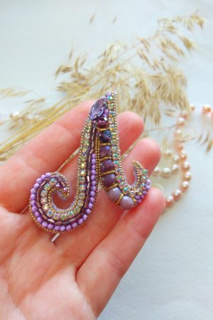 Работа Брошь буква