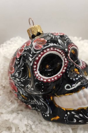 Работа Елочная игрушка череп с ПЕТРИКОВСКОЙ РАСПИСЕЙ