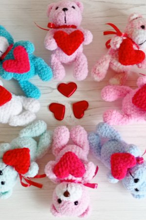 Работа Мишка Валентинка. Игрушка-сувенир вязаная. Рост 15 см