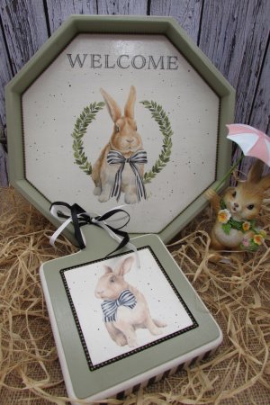 Работа Набор для кухни: поднос и доска для нарезки и подачи.