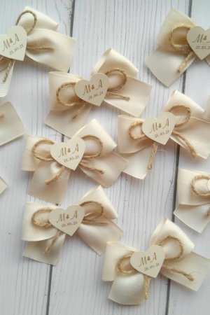 Работа Бутоньерки для гостей с датой свадьбы и инициалами молодых