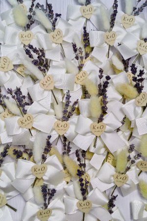 Робота Бутоньєрки із сухоцвітами для гостей із ініціалами молодих