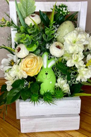 Робота весняна композиція в дерев‘ному кашпо