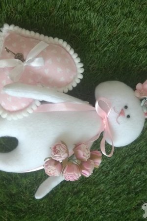 Работа Зайчик с букетом – отличный подарок