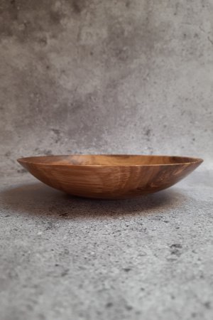 Робота Тарілка з волоського горіха для подачі страв