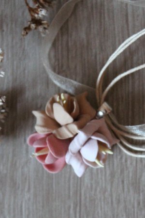 Робота Кулон із квітами з полімерної глини "Персикова карамель"