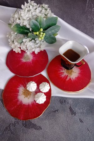 Робота Набір з 3-х червоних підставок у квітковому стилі.