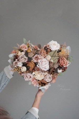 Работа Композиция с цветами в форме сердца.