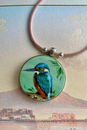 Работа Круглый кулон с птицей "Зимородок"