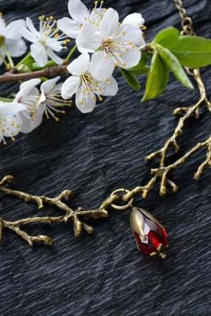 Работа Колье с веточками с винтажными деталями и стеклянным кристаллом