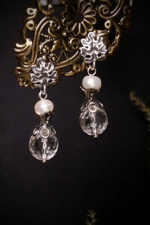 Работа Серебряные серьги с жемчугом и фианитами.