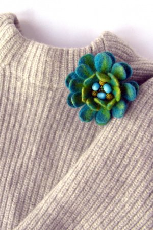 Работа Валяная брошь Голубой цветок