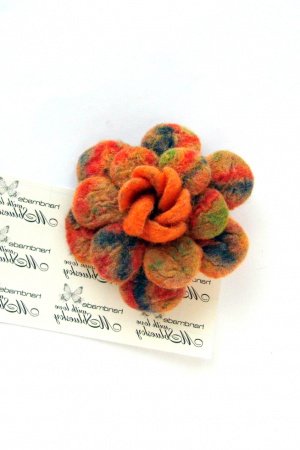 Работа Валянная брошь ..Оранжевое счастье..