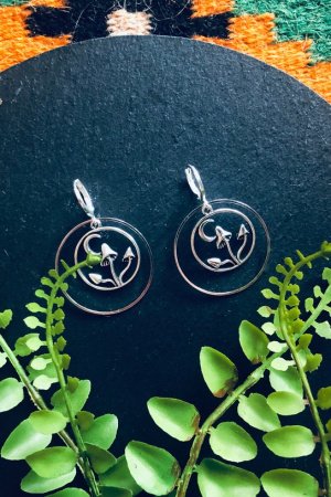 Работа Серебряные круглые серьги с лунами и грибочками