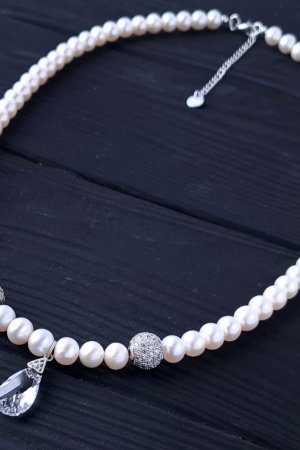Работа Роскошное колье из натурального жемчуга и кристалла Swarovski.