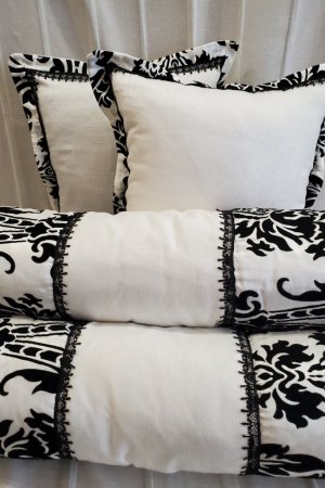 Робота Набір декоративних подушок та валиків у чорно-білому кольорі.