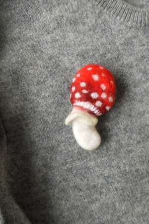 Работа Валяная брошь мухомор