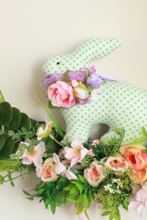 Работа Пасхальный салатовый кролик в точку