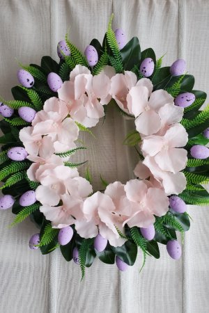 Работа Пасхальный венок с розовыми весенними цветами