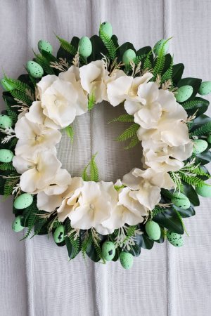 Работа Пасхальный венок с цветами цвета шампань