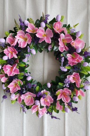 Работа Пасхальный венок с розовыми цветами орхидеи